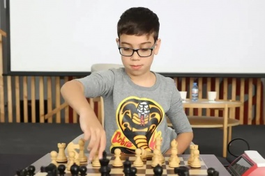El argentino Faustino Oro de 10 años derrotó al número uno de ajedrez en el Bullet Brawl 2024