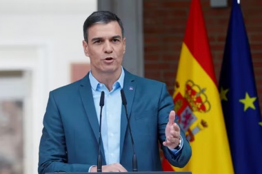 El presidente español Pedro Sánchez confirmó que seguirá al frente del Gobierno de ese país