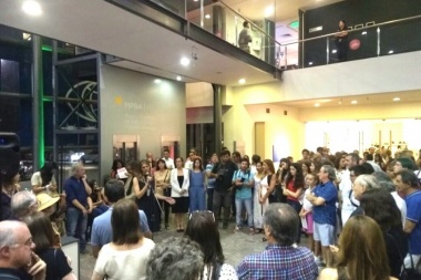 Cerca de mil personas presenciaron la apertura de la última exposición del año del Museo Franklin Rawson