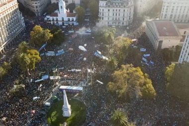 Una multitud colmó la Plaza de Mayo y alrededores para criticar el recorte presupuestario