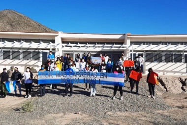 Estudiantes de Jáchal realizaron un abrazo a la sede Valles Sanjuaninos