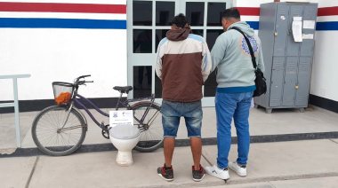 Detuvieron a un hombre que circulaba en bicicleta con un inodoro robado y terminó detenido por flagrancia