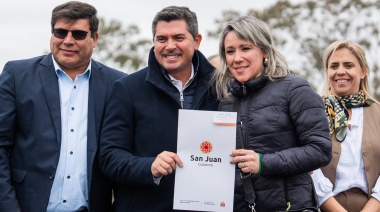 El gobernador Marcelo Orrego realizó la entrega de 135 viviendas en el barrio La Majadita de 9 de Julio