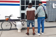 Detuvieron a un hombre que circulaba en bicicleta con un inodoro robado y terminó detenido por flagrancia