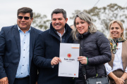 El gobernador Marcelo Orrego realizó la entrega de 135 viviendas en el barrio La Majadita de 9 de Julio
