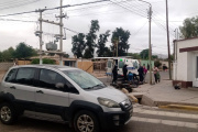 Dos motociclistas colisionaron en la esquina de Rivadavia y General Acha, en una esquina con reiterados siniestros viales