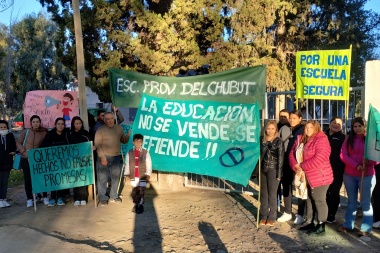 Padres de alumnos de la escuela Provincia del Chubut se manifiestan por problemas edilicios y llevan 2 semanas sin clases