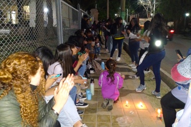 Estudiantes de la Escuela Normal pasan la noche en la puerta del colegio para pedir la restauración del edificio