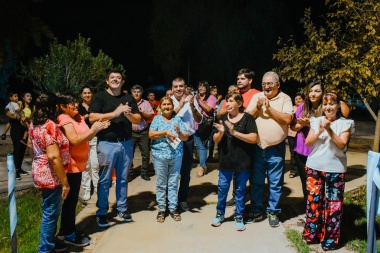El intendente Matías Espejo inauguró la refuncionalización de iluminación en Plaza La Bandera de Huaco
