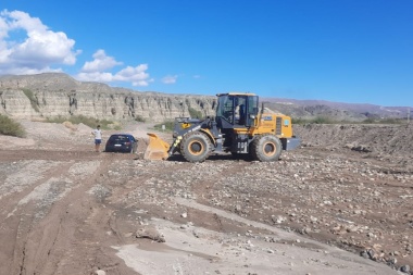 Rescataron un vehículo atrapado en un badén y finalizaron trabajos de limpieza luego del temporal en Calingasta