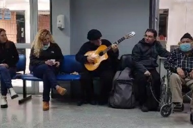 El Chango Huaqueño está mejor y deleitó a pacientes con "Vallecito de Huaco" antes de su sesión de diálisis