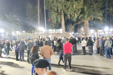 Vecinos de Jáchal reclamaron nuevamente por el aumento de la boleta de energía eléctrica en Plaza San Martín