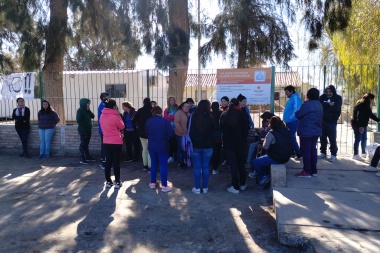 Padres exigen un nuevo edificio tras el derrumbe de techo en la escuela Gascón que dejó herido a un docente