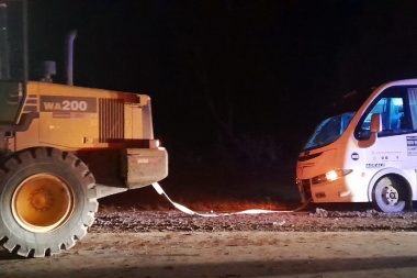 Un minibús con estudiantes riojanos se atascó en Jáchal por el temporal y hubo un operativo para sacar el vehículo