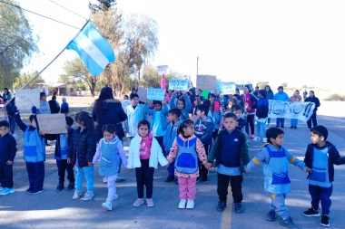 Padres y alumnos marcharon para pedir un nuevo edificio escolar tras la clausura de la escuela Esteban Agustín Gascón