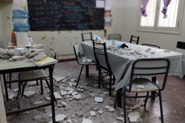 Hubo desprendimiento de techo en la escuela Esteban Agustín Gascón de Niquivil y dejó herido a un profesor