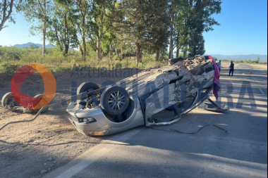 Se habría dormido al volante y volcó, el conductor resultó ileso y el automóvil quedó gravemente dañado