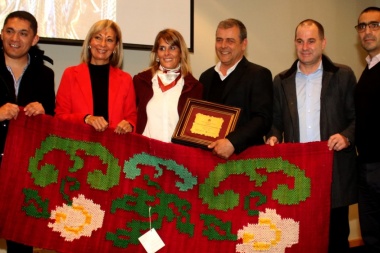 Una jachallera obtuvo el Premio Paula Albarracín de Sarmiento por una frazada artesanal tejida en lana de oveja