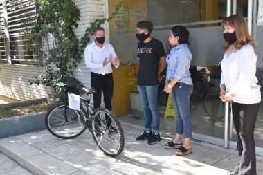 El Intendente le dio trabajo y una bicicleta al joven que devolvió el monedero con más de $20.000