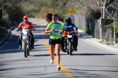 La jachallera Ivana Gordillo en el podio de la 32° edición de la tradicional maratón “Vuelta a Pomán”