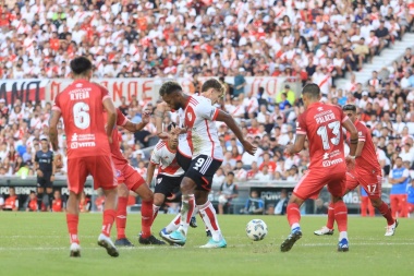 River Plate no pudo aguantarlo e igualó ante Argentinos Juniors en el debut de la Copa de la Liga