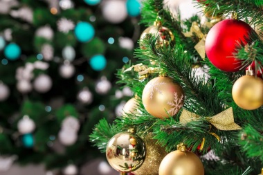 ¿Por que se armar el árbol de Navidad y qué representa cada adorno y color?