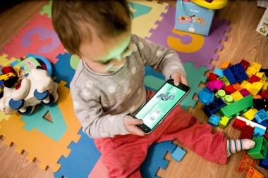 El uso de las pantallas en el primer año de los bebés puede traer riesgos en su posterior desarrollo