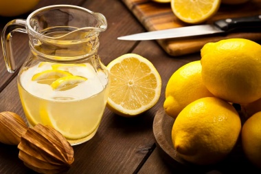 ¿El agua de limón ayuda a bajar de peso? Aprenda algunas recetas para prepararla