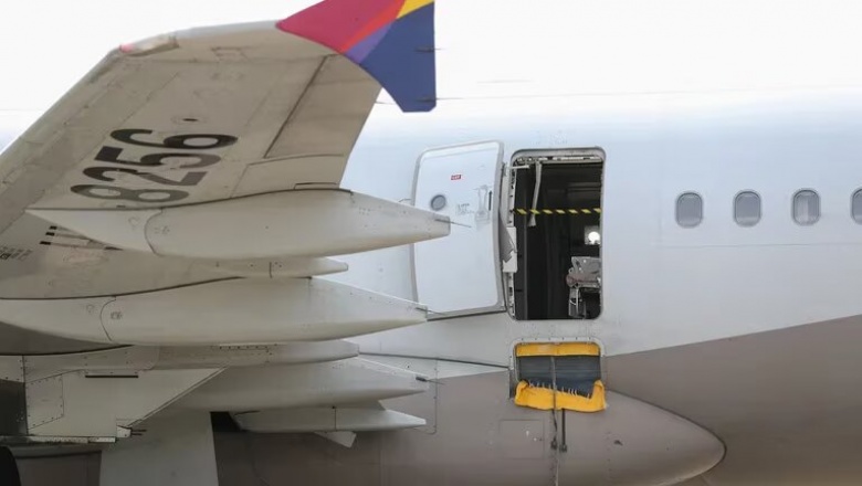 Un pasajero abrió la puerta de emergencia de un avión en pleno vuelo: hay 12 heridos