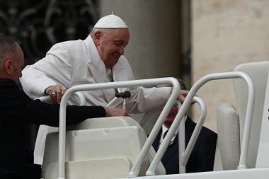 Mejora la salud del Papa Francisco, pero seguirá internado en el hospital varios días