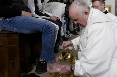 El Papa Francisco lavó los pies de 12 presos y recordó que "Jesús no nos abandona nunca"