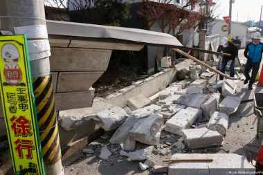 Un fuerte sismo en Japón dejó hasta el momento un muerto y viviendas destruidas
