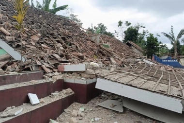 Un grave terremoto de magnitud 6,5 sacudió y afectó severamente la isla indonesia de Java Oriental