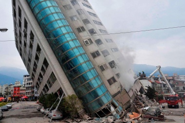 El Terremoto en Taiwán dejó al menos 9 muertos, 700 heridos y buscan sobrevivientes entre escombros