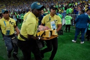 La policía brasileña reprimió a hinchas argentinos, la Selección se retiró de la cancha y más tarde volvió