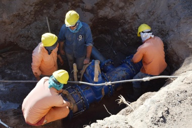 OSSE trabaja de urgencia para reparar un caño matriz de agua en Jáchal