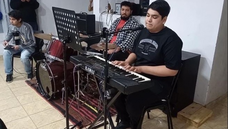 Un robo en San Isidro dejó a Gabriel Mura que sufre de síndrome de asperger sin su querido piano-órgano