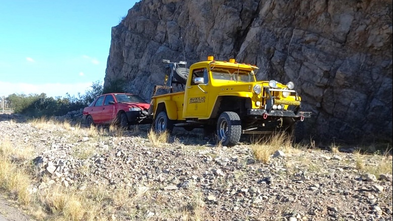 Un automovilista jachallero perdió el control de su movilidad y terminó al borde del cerro El Portezuelo