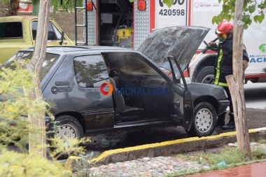 Se le prendió fuego el automóvil mientras conducía por las calles de Jáchal