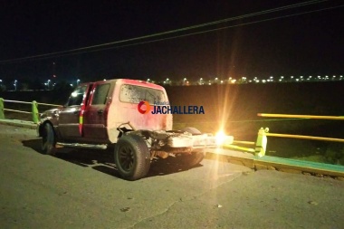 Una camioneta chocó las barandas del Río Jáchal y su conductor resultó ileso