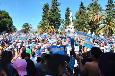 4 mil jachalleros festejaron la Copa del Mundo en la Plaza General San Martín