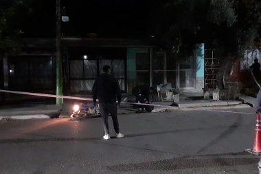Un motociclista jachallero perdió el control de su movilidad y cayó al asfalto en calle Rivadavia