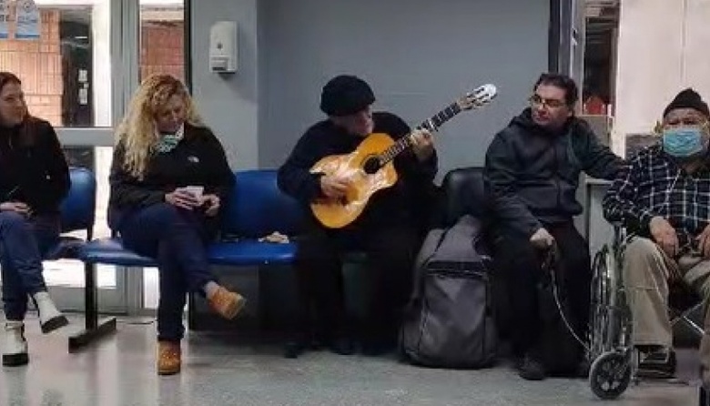 El Chango Huaqueño está mejor y deleitó a pacientes con "Vallecito de Huaco" antes de su sesión de diálisis