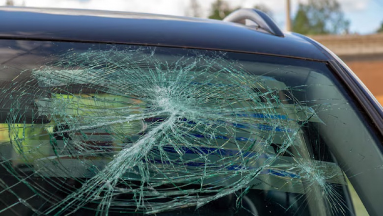 Dos menores de edad dañaron el parabrisas de un automóvil Toyota Corolla recién adquirido en Jáchal