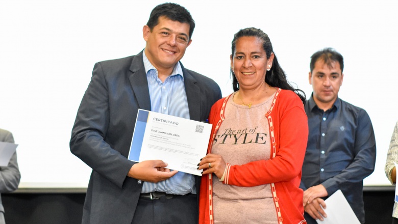 Entrega de certificado del Programa Fomentar Empleo y maquinaria para emprendimiento