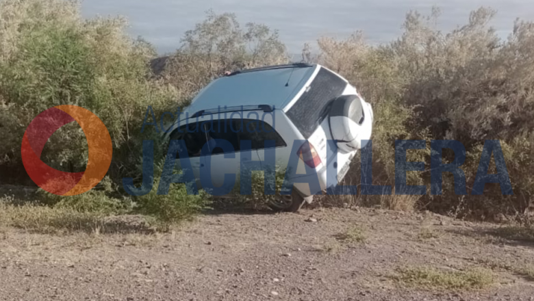 Una conductora perdió el control de su vehículo, terminó al costado de la Ruta 150 y resultó ilesa