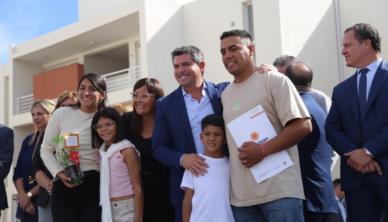 Se realizó la entrega de 112 viviendas del barrio Los Surcos para ...
