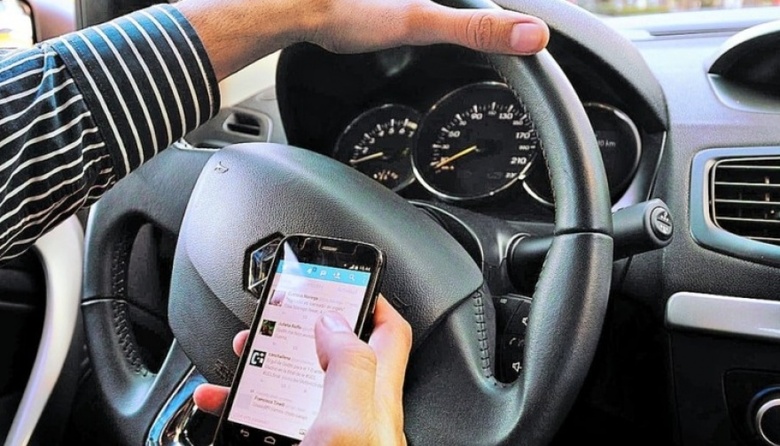 GRAVE: El uso del celular mientras se conduce es la principal causa de accidentes en Argentina