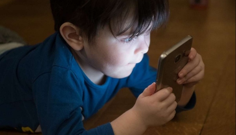 ¿Cuál es la edad límite para el primer celular, según los estudios que evaluaron su impacto en la salud mental?