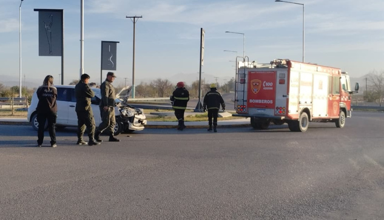 Colisión en la rotonda de ingreso a Jáchal entre un auto y una camioneta, los ocupantes resultaron ilesos